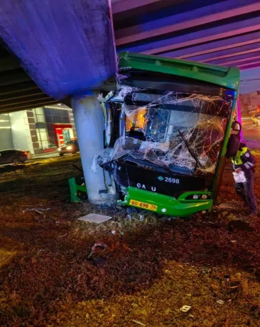 В Челябинске автобус врезался в опору моста: пострадали 12 человек