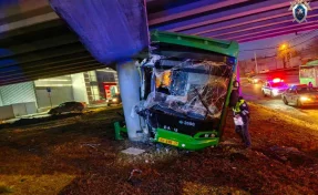 В Челябинске автобус врезался в опору моста: пострадали 12 человек