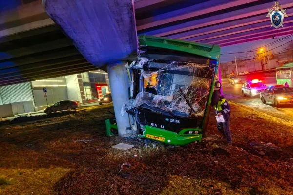 В Челябинске автобус врезался в опору моста: пострадали 12 человек