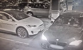 Кузбассовец опубликовал видео, как его Tesla «расстреляли» в Санкт-Петербурге