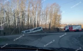 В Кемеровском районе автобус вылетел с трассы