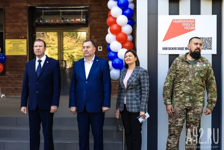 Фото: Огромные букеты, белые банты и первый звонок: как в Кемерове прошло 1 Сентября 37