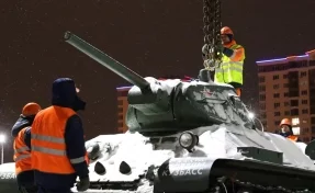 Стоявший возле кадетского училища в Кемерове легендарный танк перевезли на новое место