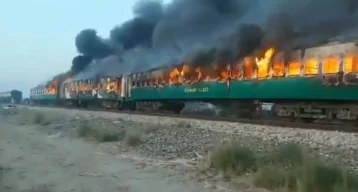 Фото: СМИ: в Пакистане при пожаре в поезде погибли более 60 человек 1
