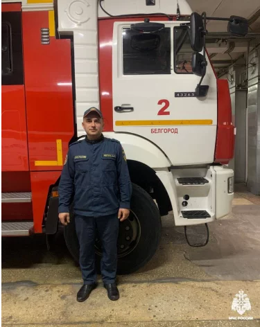 В Белгородской области пожарный спас девушку во время обстрела