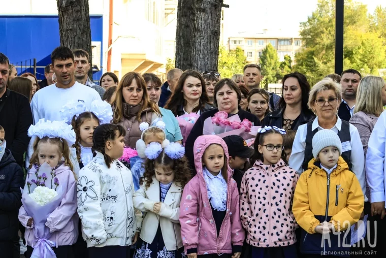 Фото: Огромные букеты, белые банты и первый звонок: как в Кемерове прошло 1 Сентября 38