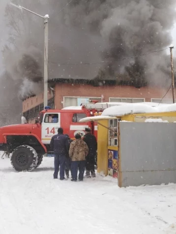 Фото: Крупный пожар на рынке в Мысках ликвидировали 1