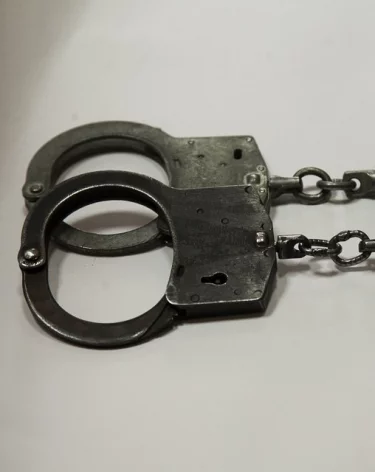 Два убийства, покушения и вымогательство: в Кузбассе задержали криминального авторитета и трёх его подельников