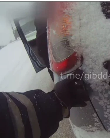 Полицейские вытолкали с проезжей части машину новокузнечанина