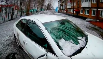 Фото: Упавшая глыба снега разбила иномарку в Прокопьевске 1