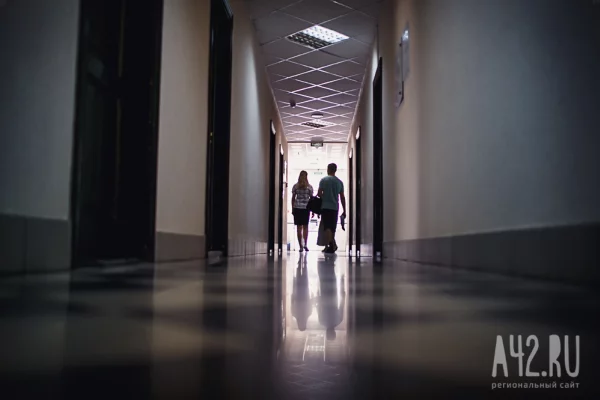 «Нас выпнули на улицу, как котят». В кемеровской компании от 200 человек потребовали уволиться вместо сокращения штата — почему это может быть незаконно