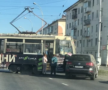 Фото: В центре Кемерова столкнулись трамвай и легковушка  1