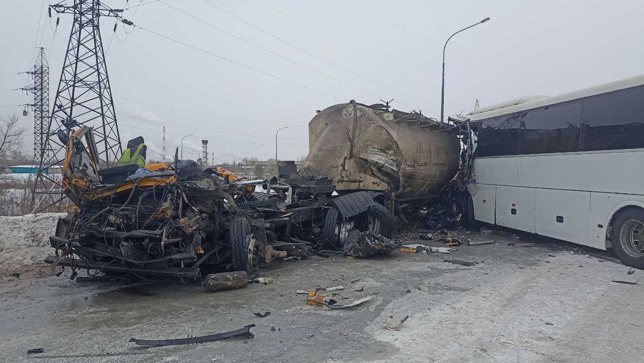 Два человека погибли и четыре пострадали в ДТП с грузовиком, автобусом и легковым автомобилем в Новокузнецке