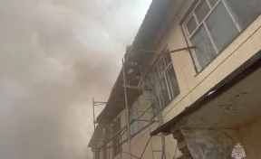 В Краснодарском крае загорелся двухэтажный склад с пиломатериалами