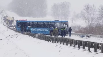 Фото: В Кузбассе произошла смертельная авария с автобусом. Погибли пять человек 1