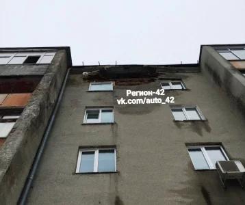 Фото: В соцсетях сообщили об обрушении части стены жилого дома в Кемерове  1