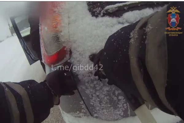 Полицейские вытолкали с проезжей части машину новокузнечанина