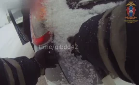 Полицейские вытолкали с проезжей части машину новокузнечанина