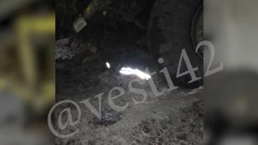 Фото: На кузбасском разрезе БелАЗ сорвался с 15-метровой высоты: водитель погиб 3