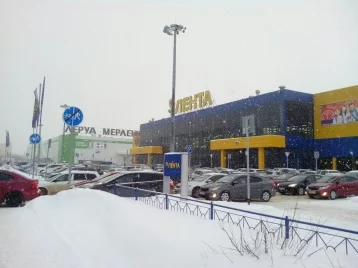 Фото: В Кемерове на парковке около крупного гипермаркета образовался затор 1