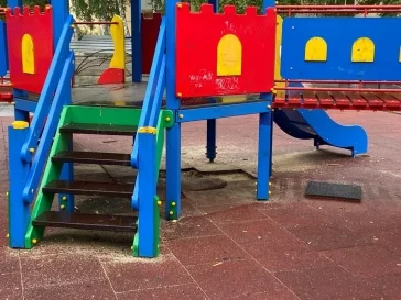 Фото: «Кто-то делает, а кто-то разрушает»: мэр кузбасского города сообщил, что вандалы испортили детскую площадку 2