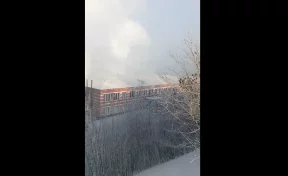 Серьёзный пожар на кузбасской автобазе попал на видео