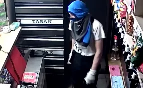 Кемеровчанин в свитере на голове ограбил магазин