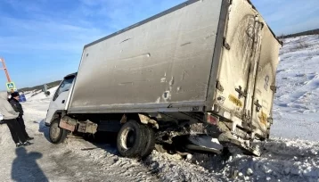 Фото: «Не справился с управлением»: в Кузбассе грузовик слетел с дороги 1