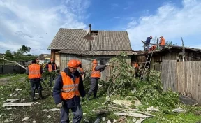 Власти опубликовали фото восстановительных работ в разрушенной ураганом деревне в Кузбассе