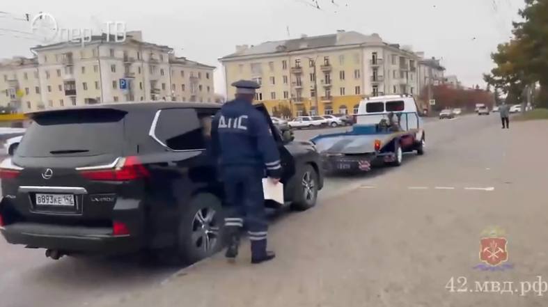 Пьяная женщина за рулём машины Lexus попалась сотрудникам ГИБДД в Кузбассе