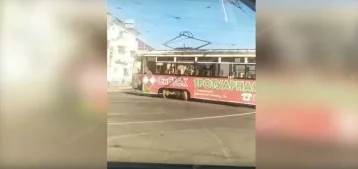 Фото: В Кемерове трамвай сошёл с рельсов и столкнулся с легковушкой 1