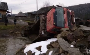 В ГИБДД Кузбасса прокомментировали ДТП с грузовиком, который обрушил мост