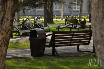 Фото: В Кемерове неизвестные измазали скамейки и стол мазутом 1