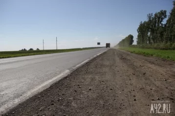 Фото: В Ленобласти водители заметили годовалого ребёнка, который шёл один вдоль оживлённой трассы 1