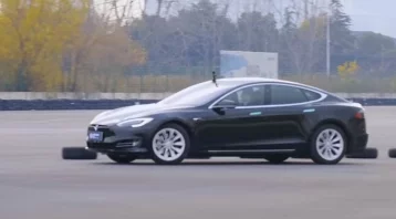Фото: Китайским учёным удалось обмануть автопилот Tesla и вывести его на встречку 1