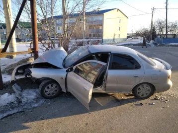 Фото: В Кузбассе автомобиль врезался в металлическую опору теплотрассы: пострадали два человека 1