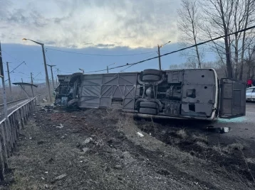Фото: 10 пострадавших: полиция прокомментировала ДТП со служебным автобусом на Северном шоссе в Новокузнецке 1