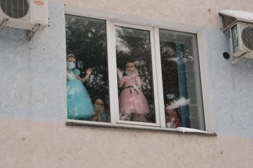 Фото: В Кемерове маленьких пациентов онкодиспансера поздравили 20 Дедов Морозов 1