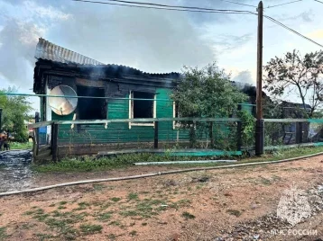 Фото: При пожаре в доме многодетной семьи в Оренбургской области погибла женщина 1