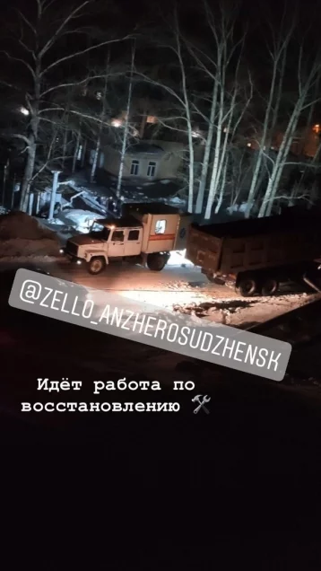 Фото: В кузбасском городе грузовик снёс теплотрассу 1