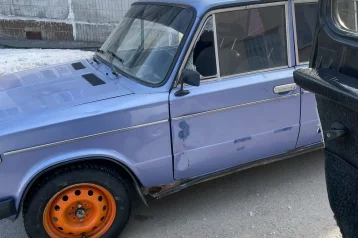 Фото: В Кузбассе пьяный мужчина разбил стекло и проник в чужую машину 1