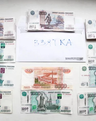 В Кузбассе главврача больницы задержали за взятку в 300 тысяч рублей