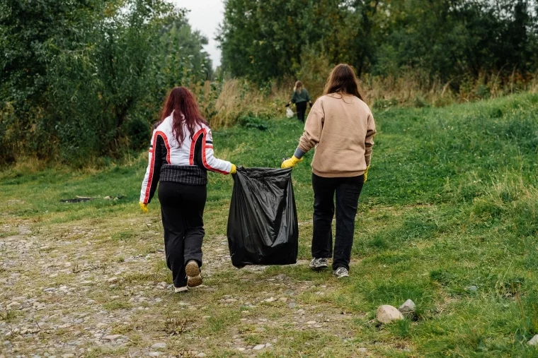 Фото: Стало чисто на берегу и на душе: волонтёры убрали прибрежную зону в Мысках 9