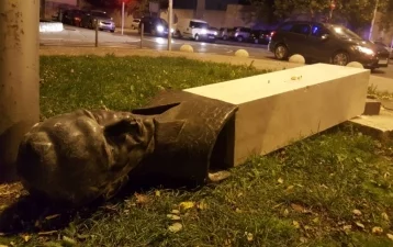 Фото: В Хорватии памятник антифашисту сломал ногу повалившему его вандалу  1