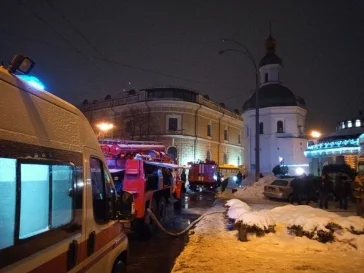 Фото: В Киеве загорелось одно из зданий Киево-Печерской лавры 3