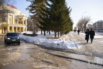 Фото: Кемеровчане возмущены затопленной улицей в центре города 4