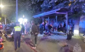 В Нижнем Новгороде попавшая в ДТП иномарка влетела в остановку: погибли две женщины