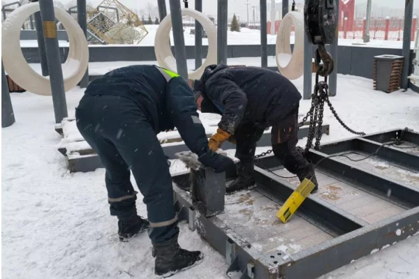 В Кемерове начали монтировать мост через огромный каток на набережной Томи