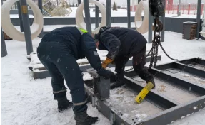 В Кемерове начали монтировать мост через огромный каток на набережной Томи