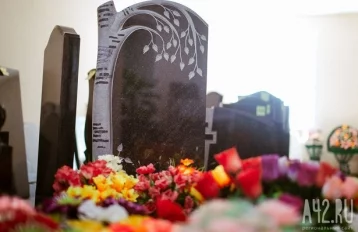 Фото: На Сахалине водитель снёс несколько памятников и проехал по могилам на кладбище 1